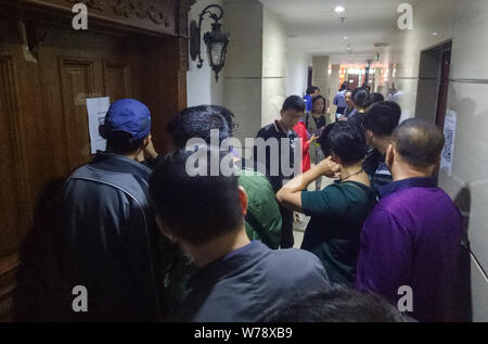 --FILE d'attente des clients chinois--jusqu'à revendiquer leurs dépôts dans une succursale de vélo libre-service chinois Kuqi à Shenyang, ville du nord-est de la Chine Liaoni Banque D'Images