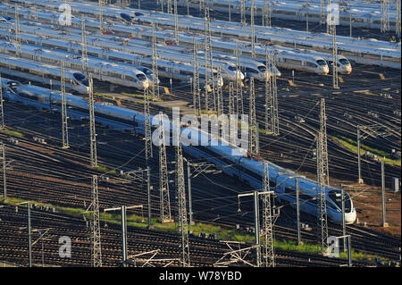 --FILE-high-speed bullet trains ont été photographié à la gare ferroviaire de Shanghai Hongqiao avant la fête nationale et la Fête de la maison de vacances Banque D'Images