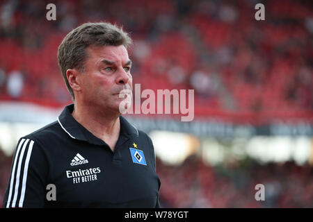 Nuremberg, Allemagne. Le 05 août, 2019. Football : 2e journée de Bundesliga, 2ème, 1er FC Nuremberg - Hambourg SV dans Max Morlock Stadium. Coach Dieter Hecking de Hamburger SV s'apprête à jouer dans le stade. Remarque importante : en conformité avec les exigences de la DFL Deutsche Fußball Liga ou la DFB Deutscher Fußball-Bund, il est interdit d'utiliser ou avoir utilisé des photographies prises dans le stade et/ou la correspondance dans la séquence sous forme d'images et/ou vidéo-comme des séquences de photos. Crédit : Daniel Karmann/dpa/Alamy Live News Banque D'Images