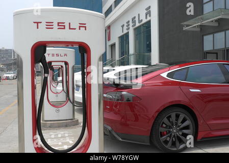 --FILE--une voiture électrique Tesla est facturé à un Tesla's super station de recharge dans la ville de Shenzhen, province du Guangdong en Chine du Sud, 24 mai 2016. T Banque D'Images