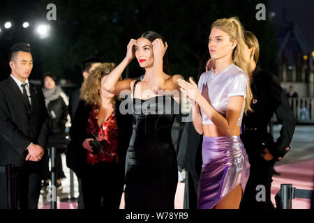 Victoria's Secret Angels et les modèles américains Martha Hunt, droite, et Lily Aldridge poser avant de prendre des photos de groupe devant le 2017 Victoria's Secret Banque D'Images