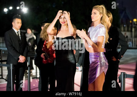 Victoria's Secret Angels et les modèles américains Martha Hunt, droite, et Lily Aldridge poser avant de prendre des photos de groupe devant le 2017 Victoria's Secret Banque D'Images