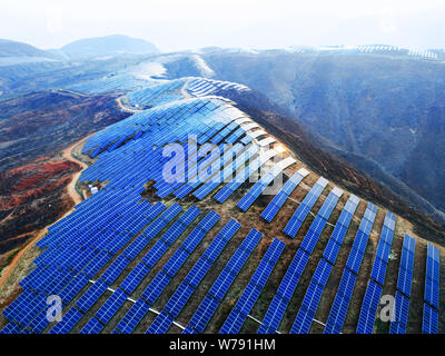 --FILE--les panneaux solaires sont installés à une installation photovoltaïque (PV) de Panda groupe des verts au comté de Yongsheng, Lijiang, Yunnan du sud-ouest de la Chine Banque D'Images