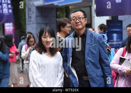 L'écrivain chinois Liu Cixin, droite, participe à la 4ème Conférence Internationale de la science-fiction de la ville de Chengdu, dans le sud-ouest de la province chinoise du Sichuan, 10 Nove Banque D'Images