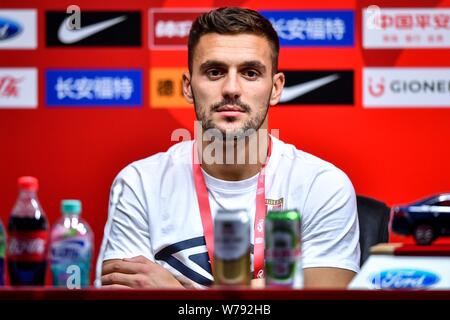 Joueur de football serbe Dusan Tadic de Serbie participe à une conférence de presse pour l'équipe CFA 2017 China International Match de football contre la Chine en Gua Banque D'Images