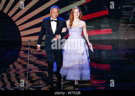 **Hors TAIWAN**actrice Jessica Chastain, droite, et réalisateur Taiwanais Ang Lee assister à la cérémonie de présentation de la 54e Golden Horse Award Banque D'Images
