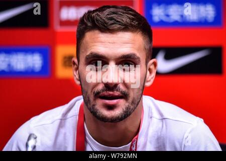 Joueur de football serbe Dusan Tadic de Serbie participe à une conférence de presse pour l'équipe CFA 2017 China International Match de football contre la Chine en Gua Banque D'Images