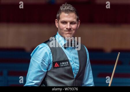 Barry Hawkins de l'Angleterre réagit comme il le considère un shot à Daniel Wells de galles dans leur premier match au cours de la 2017 Masters de Shanghai pour snooker Banque D'Images