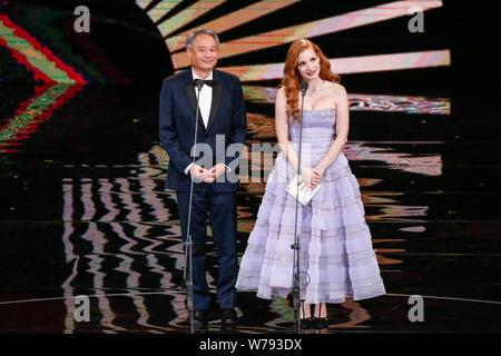 **Hors TAIWAN**actrice Jessica Chastain, droite, et réalisateur Taiwanais Ang Lee assister à la cérémonie de présentation de la 54e Golden Horse Award Banque D'Images