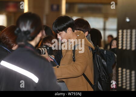 L'acteur sud-coréen Park Bo-gum est illustrée comme il arrive à l'aéroport international de Gimpo à Séoul, Corée du Sud, le 15 novembre 2017. Banque D'Images