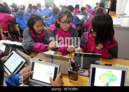 Les élèves chinois utiliser PC tablettes comme outils d'apprentissage pendant une leçon à un middle school à Zhengzhou, province du Henan en Chine centrale, le 16 novembre 2017 Banque D'Images