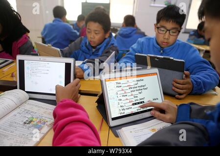 Les élèves chinois utiliser PC tablettes comme outils d'apprentissage pendant une leçon à un middle school à Zhengzhou, province du Henan en Chine centrale, le 16 novembre 2017 Banque D'Images