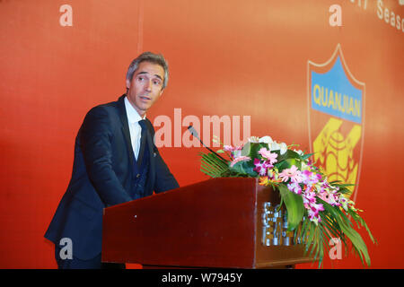 Ancien joueur de football portugais Paulo Sousa, le nouvel entraîneur-chef nommé de la Tianjin Tianjin Quanjian Quanjian la parole lors du Football Cl Banque D'Images