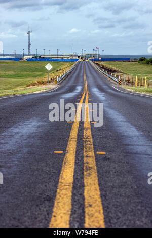 Longue route jusqu'au barrage de Falcon Point d'entrée, Texas, États-Unis Banque D'Images