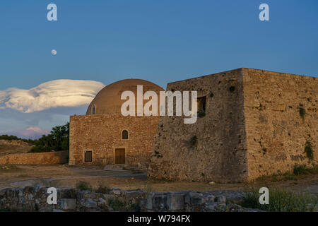 Vue de la mosquée du Sultan Ibrahim à l'emplacement de la forteresse vénitienne de Rethymnon. Banque D'Images