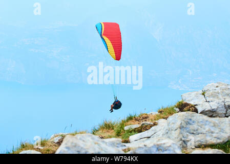 Parapente au-dessus du lac de Garde depuis la montagne de Monte Baldo. Vue panoramique sur le Lago di Garda, région de Vénétie en Italie Banque D'Images