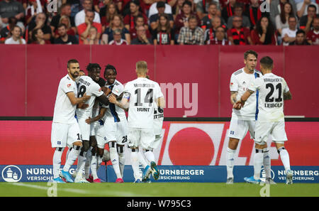 Nuremberg, Allemagne. Le 05 août, 2019. Football : 2e journée de Bundesliga, 2ème, 1er FC Nuremberg - Hambourg SV dans Max Morlock Stadium. Les joueurs d'Hambourg acclamer le but à 0:1 par Jeremy Dudziak (couverte). Remarque importante : en conformité avec les exigences de la DFL Deutsche Fußball Liga ou la DFB Deutscher Fußball-Bund, il est interdit d'utiliser ou avoir utilisé des photographies prises dans le stade et/ou la correspondance dans la séquence sous forme d'images et/ou vidéo-comme des séquences de photos. Crédit : Daniel Karmann/dpa/Alamy Live News Banque D'Images