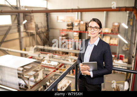 Jeune directeur technique réussie en soirée working in warehouse Banque D'Images