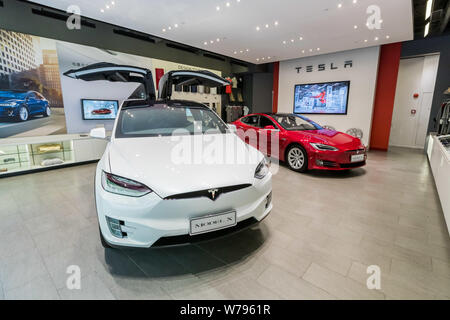 --FILE--une voiture électrique Tesla Model X est sur l'affichage à un hall d'exposition de Tesla à Shanghai, Chine, 1 septembre 2016. Tesla, Inc., l'électrique ca Banque D'Images