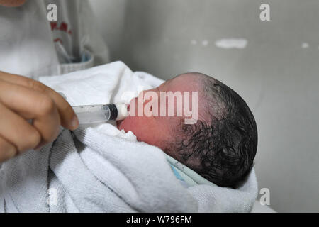 La Bonne Fille Bebe Naissance Par Femme Chinoise Wei Par Cesarienne Meilaneast Road Qui Est Juste Un Peu Plus De Trois Pieds De Haut Avec Nanisme Est Photographiee Avec Photo Stock