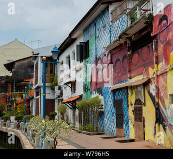 Maisons peintes sur la voie navigable de Malacca Banque D'Images