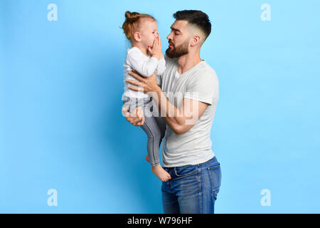 Père aimant ses pleurs réconfortant fille, papa ayant , en prenant pitié de sa fille , jeune homme essayant de calmer son gosse. close up Banque D'Images