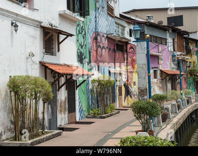 Maisons peintes sur la voie navigable de Malacca Banque D'Images