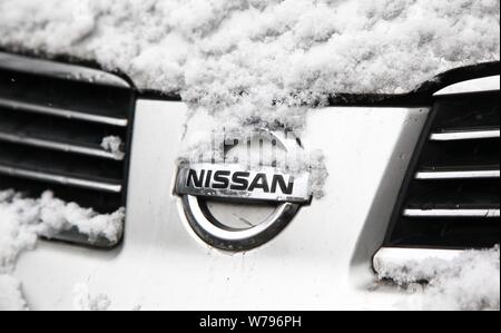 --FILE--le logo de Nissan s'est vu sur une voiture à Nanjing, Jiangsu province de Chine orientale, le 26 décembre 2012. Toyota Motor Corporation, Japon's numb Banque D'Images