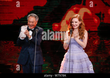 **Hors TAIWAN**actrice Jessica Chastain, droite, et réalisateur Taiwanais Ang Lee assister à la cérémonie de présentation de la 54e Golden Horse Award Banque D'Images