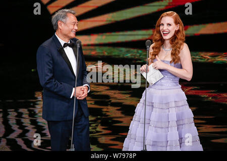**Hors TAIWAN**actrice Jessica Chastain, droite, et réalisateur Taiwanais Ang Lee assister à la cérémonie de présentation de la 54e Golden Horse Award Banque D'Images
