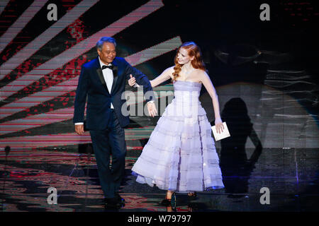 **Hors TAIWAN**actrice Jessica Chastain, droite, et réalisateur Taiwanais Ang Lee assister à la cérémonie de présentation de la 54e Golden Horse Award Banque D'Images