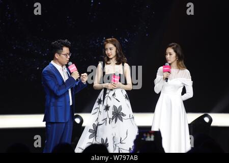 L'actrice de Hong Kong Angelababy, centre, assiste à une conférence de presse de l'édition de photos app et smartphone bouilloire Meitu à Beijing, Chine, 23 novembre 2017. Banque D'Images