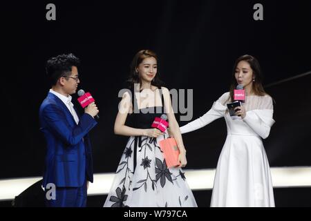 L'actrice de Hong Kong Angelababy, centre, assiste à une conférence de presse de l'édition de photos app et smartphone bouilloire Meitu à Beijing, Chine, 23 novembre 2017. Banque D'Images