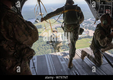 Les parachutistes de l'armée américaine, la concurrence dans une compétition internationale, sautant d'un hélicoptère CH-47 Chinook à Castle Zone de chute au cours de l'Ouest à 2019 Leapfest Kingston, RI., 5 août 2019. Est le plus grand, le Leapfest plus ancien international, de formation en parachutisme en ligne statique de la concurrence et de l'événement organisé par le 56e commandement de troupes, la Garde nationale de Rhode Island pour promouvoir la formation technique de haut niveau et l'esprit de corps au sein de la communauté dans l'internationale. (U.S. Photo de l'armée par le Sgt. Le Sgt. Rafael DiCristina) Banque D'Images