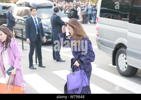 L'actrice sud-coréenne Kim Hee-sun arrive pour la cérémonie de mariage de l'actrice Song Hye-kyo et l'acteur Song Joong-ki à Séoul, Corée du Sud, 31 octobre 20 Banque D'Images