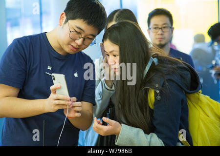 Un client chinois essaie l'un iPhone X smartphone à l'Apple Store dans le quartier commerçant de Sanlitun à Pékin, Chine, 3 novembre 2017. L'entreprise Banque D'Images