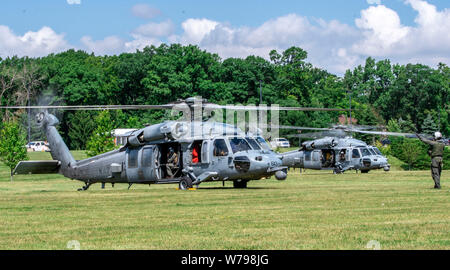 190802-N-PL946-2109 GRANDS LACS, dans l'Illinois (16 août 2000 2, 2019) Deux hélicoptères Seahawk MH-60S de l'Escadron d'hélicoptères de combat de la mer quatre (HSC-4) "Black Knights", basé à San Diego, s'asseoir sur une des pelouses à recruter le commandement de l'instruction de rencontrer et leur division commission parrainée recruter. Plus de 35 000 recrues former chaque année à la marine est que boot camp. (U.S. Photo par marine Spécialiste de la communication de masse 1re classe Spencer Fling/libérés) Banque D'Images