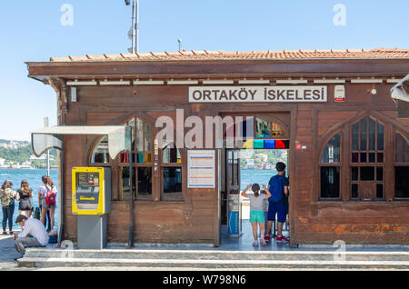 Istanbul,Turquie-Juillet 07, 2019 : la place d'Ortakôy Ortakôy Historique et Pier avec les touristes sont à Istanbul / Turquie. Banque D'Images