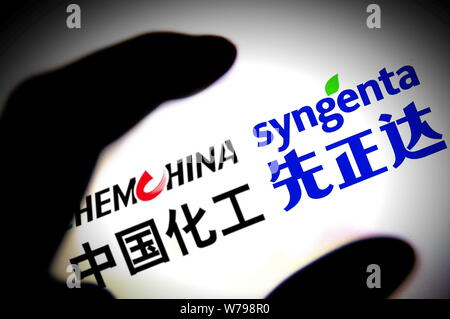 --FILE--un netizen parcourt les logos de ChemChina et Syngenta en ligne de Jinan City, Shandong province de Chine orientale, le 29 octobre 2014. Céréales chinois Banque D'Images