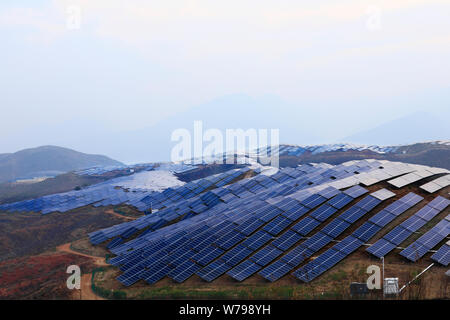 --FILE--les panneaux solaires sont installés à une installation photovoltaïque (PV) de Panda groupe des verts au comté de Yongsheng, Lijiang, Yunnan du sud-ouest de la Chine Banque D'Images