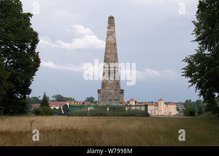 Rheinsberg, Allemagne. Le 13 juillet, 2019. L'obélisque de Rheinsberg dans la ligne de vue de château de Rheinsberg. L'obélisque est un monument érigé en l'héroïque début 1790 en l'honneur du héros prussien de la guerre de Sept Ans et August Wilhelm de Prusse. Credit : Soeren Stache/dpa-Zentralbild/ZB/dpa/Alamy Live News Banque D'Images