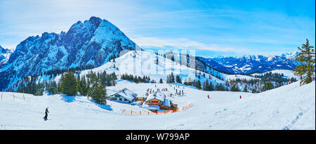 L'hiver est la saison idéale pour visiter la région du Salzkammergut et profiter de l'activité sportive dans les Alpes, Zwieselalm Dachstein West mountain, Gosau, Autriche Banque D'Images