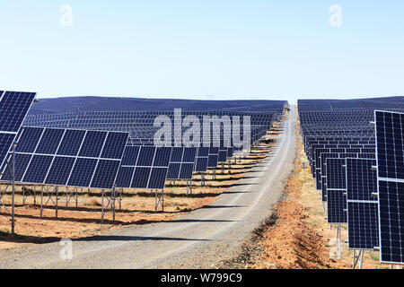 --FILE--les panneaux solaires sont installés à une installation photovoltaïque (PV) de Panda Verts Wuzhong ville, nord-ouest de la Chine est autonome Ningxia Hui R Banque D'Images