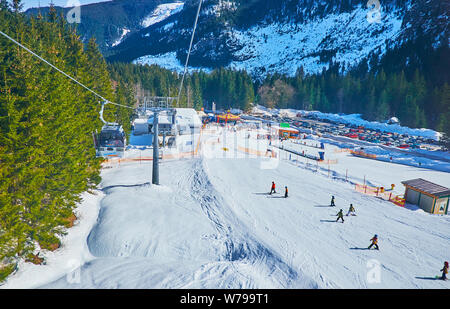 GOSAU, Autriche - 26 février 2019 : la station inférieure du téléphérique de Jet Panorama Zwieselalm voisins avec la ligne d'arrivée de la DH, le 26 février dans Banque D'Images