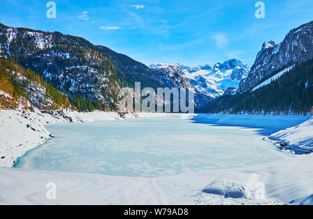 Profitez de l'hiver à pied au bord du lac avec une vue sur le lac Gosausee et gamme Dachstein West autour, Gosau, Autriche Banque D'Images