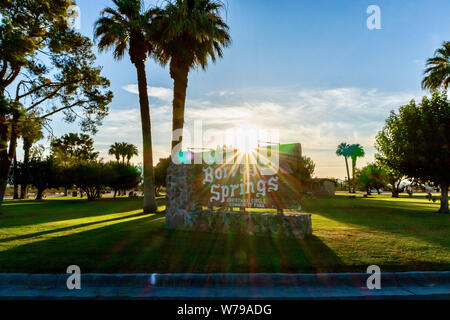 Borrego Springs signe bienvenu au lever du soleil avec rayons de Banque D'Images