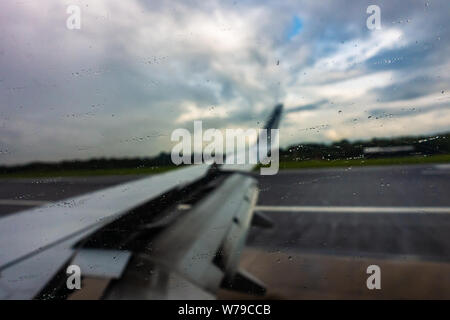 Ouverture des volets de l'aile sur un Boeing 737 800 Ryanair - atterrissage sous la pluie sur la piste de l'aéroport de Manchester Banque D'Images
