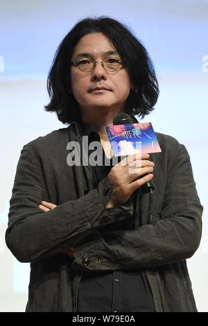 Réalisateur japonais Shunji Iwai assiste à une conférence de presse pour son film 'anime' artifice à Beijing, Chine, 26 novembre 2017. Banque D'Images