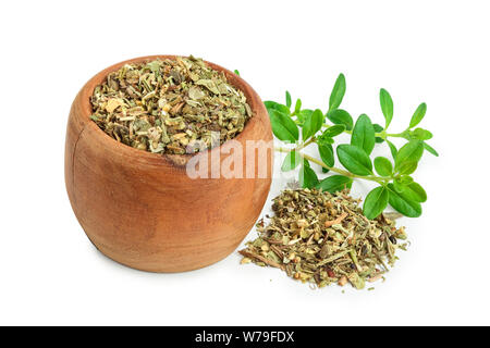 Feuilles de thym séché dans le bol en bois, avec thym frais isolé sur fond blanc Banque D'Images