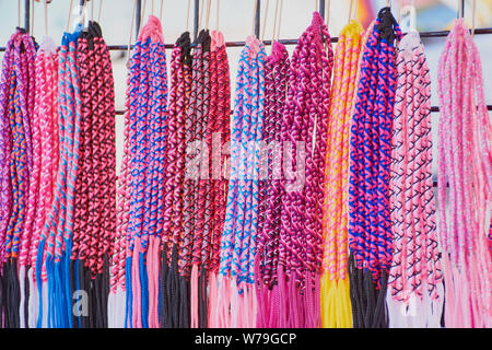 Port-la-Forêt, Bretagne, France - Juillet 09, 2019 : stand pour bracelets tressés dans un marché à Port-la-Forêt, France. Banque D'Images